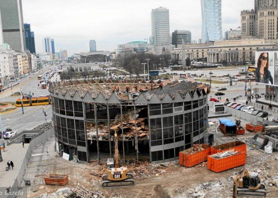 Tak znika kultowa budowla w Warszawie, aby mogła powstać w nowej, odmienionej wersji.