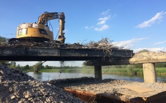 Rozbiórka mostu przez rzekę Wartę w miejscowości Warta